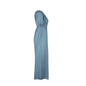 Détail d'une combinaison fleurie bleue avec manches bouffantes et taille smockée