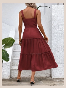 Détail de la robe d'été bordeaux avec dos smocké et larges bretelles de dos