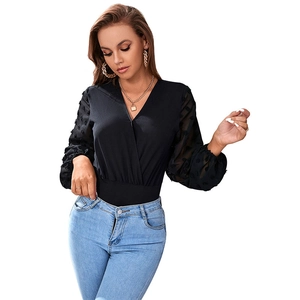 Body noir pour femme avec col en V, manches bouffantes transparentes et tissu soyeux