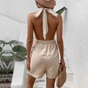 Beiger Neckholder-Rückenfreier-Playsuit aus strukturiertem Stoff für den Sommerurlaub