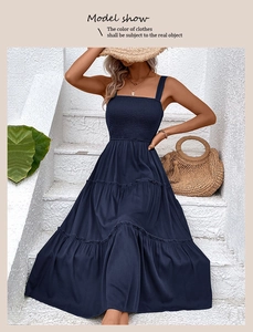Détails de la taille froncée et de la jupe à volants sur une robe longue d'été bleu marine