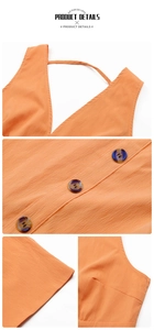 Detail des V-Ausschnitts mit dekorativen Knöpfen und Crinkle-Stoff am Sommerkleid