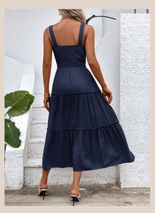 Détail d'une robe longue bleu marine à volants montrant le dos smocké et fines bretelles