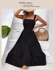 Détails de la robe noire à volants avec buste smocké et fines bretelles carrées