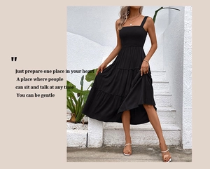 Détail d'une robe midi noire à épaule unique avec volants pour les vacances d'été
