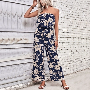 Combinaison fleurie bleu marine sans bretelles à jambes larges pour les vacances