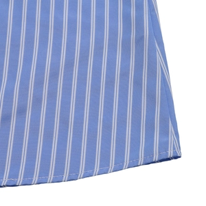 Détail de la robe à rayures bleues et blanches avec ourlet arrondi et couture soignée