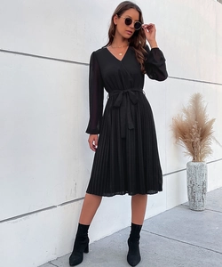 Dettaglio dell'abito a pieghe nero da donna con scollo a V, cintura e maniche lunghe
