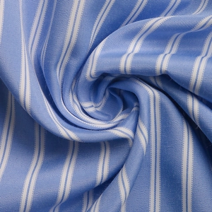 Gros plan sur le tissu en coton à rayures bleues et blanches avec armure toile et drapé