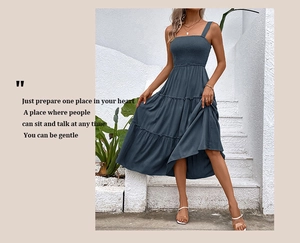 Détail du buste froncé et de l'ourlet à volants sur cette robe midi d'été bleue