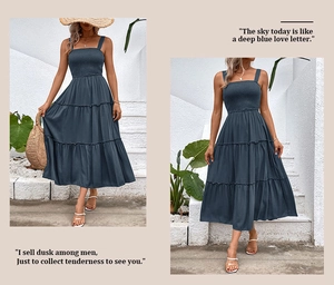 Détail d'une robe d'été bleu marine à volants et bustier froncé pour les vacances