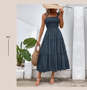 Détails de la robe longue marine à volants avec bustier élastique et bretelles