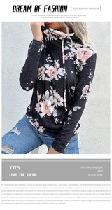 Dettaglio felpa floreale con collo alto a coulisse e motivo di rose rosa