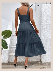 Détail du dos smocké et de la jupe à volants sur une robe d'été bleu grisâtre