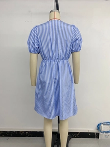 Vue arrière d'une robe rayée bleue et blanche avec manches bouffantes et taille élastique