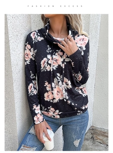 Dettaglio del top a fiori a collo alto con coulisse e maniche lunghe per le donne