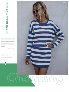Détail d'un ensemble en tricot à rayures bleues et blanches avec pull et mini-jupe