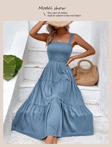 Détail de robe d'été bleue avec bustier froncé et ourlet à plusieurs niveaux