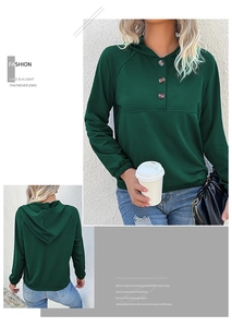 Dettaglio della felpa con cappuccio verde scuro con bottoni in legno e polsini elasticizzati