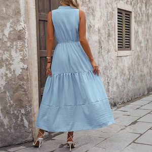 Robe longue bleu clair sans manches à col en V avec jupe à volants et taille haute