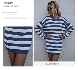 Détail du tissu en maille rayé bleu et blanc et texture douce sur la robe pull oversize