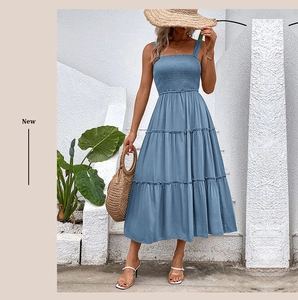 Détail de la robe bleue sans manches à volants avec col carré et buste smocké