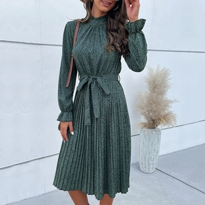 Elegante abito a pieghe verde smeraldo a pois con maniche lunghe e cintura in vita