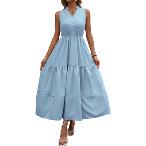 Robe longue bleu clair sans manches avec col en V et jupe à volants pour femme