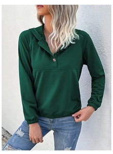 Dettaglio felpa con cappuccio verde scuro con scollo Henley a bottoni e laccetti