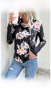 Dettaglio della felpa floreale con motivi di rose rosa e cappuccio con coulisse