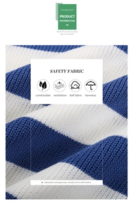 Détail du tissu en maille rayé bleu et blanc montrant une texture douce et élastique