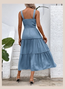 Détail de la robe d'été bleu clair avec dos froncé élastique et jupe à plusieurs niveaux