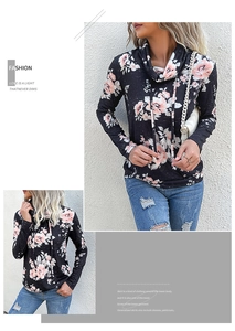 Dettaglio del collo alto con coulisse e stampa floreale rosa su felpa nera