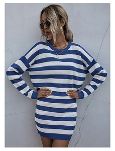 Détails de la texture du tissu en tricot rayé bleu et blanc sur une robe ajustée