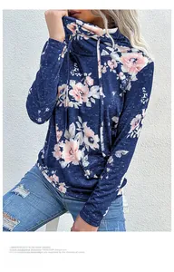 Dettaglio della stampa floreale e del collo a ciambella con coulisse sulla maglia blu