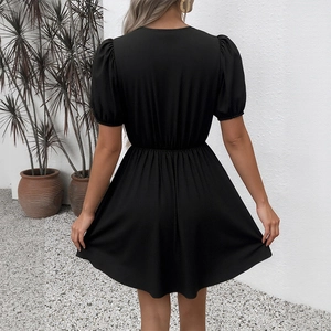 Robe courte noire élégante à manches bouffantes avec taille élastique et vue de l'arrière