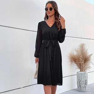Elegante abito nero a maniche lunghe con scollo a V, gonna a pieghe e cintura a fiocco