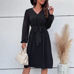 Elegante abito a pieghe nero a maniche lunghe con scollo a V, cintura e maniche velate