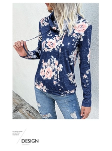 Dettaglio felpa blu navy con stampa floreale e collo a ciambella con coulisse