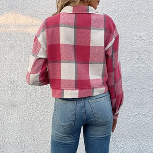 Vista posteriore di una giacca corta da donna a quadri rosa e grigi con spalle scese