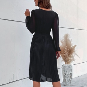 Elegante abito midi a pieghe nero a maniche lunghe con vita stretta e scollo a V