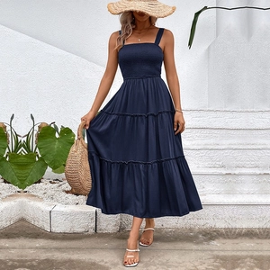 Robe maxi à smocks et volants bleu marine avec chapeau de paille pour les vacances