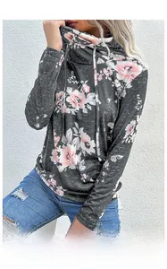 Dettaglio della felpa con collo a coulisse e stampa floreale rosa su tessuto grigio