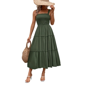 Robe longue d'été vert foncé avec bretelles fines et jupe à volants pour les vacances