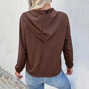 Felpa marrone da donna con cappuccio, bottoni e dettagli patchwork, vista posteriore