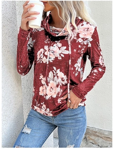 Dettaglio della felpa con cappuccio bordeaux a fiori con coulisse e maniche lunghe