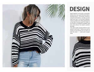 Détail de l'encolure du pull en tricot à rayures noires et blanches et tissu doux