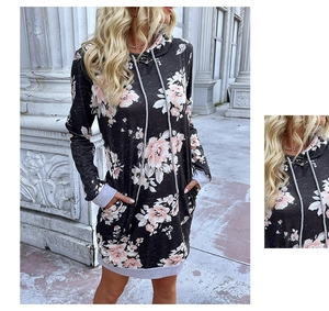 Nahaufnahme von Blumendruck und grauem Rippsaum an Damen-Kapuzenkleid in Langform