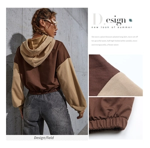 Primer plano de sudadera corta bicolor con dobladillo elástico y costuras de los hombros
