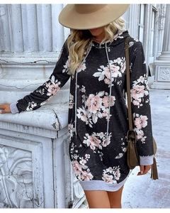 Detail eines Langarm-Hoodie-Kleids mit Blumenmuster, Kordelzug und grauem Rippenbündchen